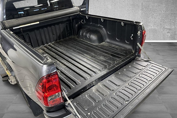 Toyota HiLux 14 of 30