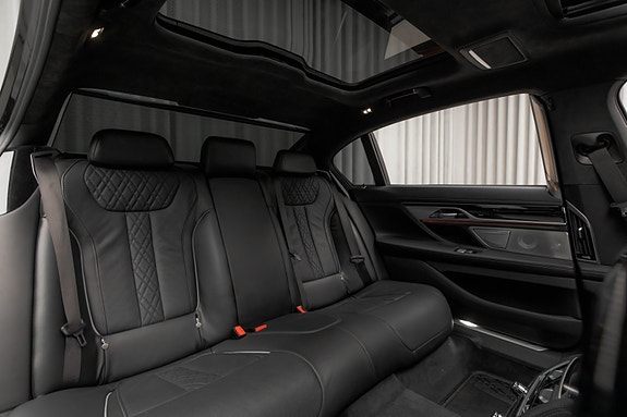 BMW 745Le 28 of 30
