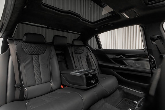 BMW 745Le 29 of 30