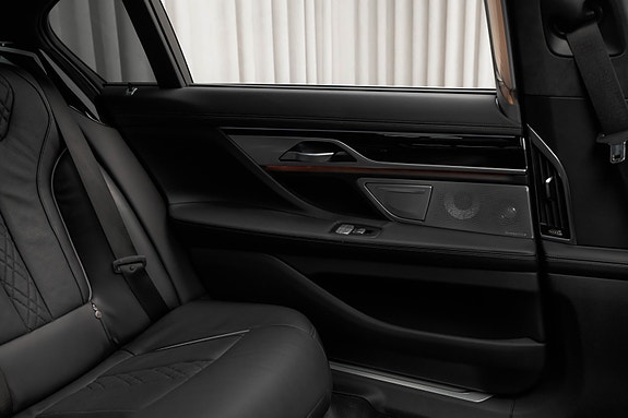 BMW 745Le 21 of 30
