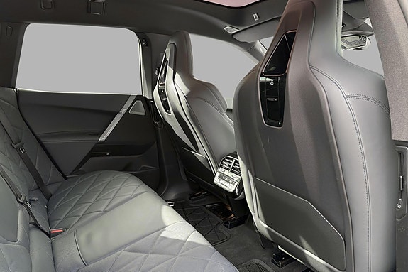 BMW iX 18 of 21