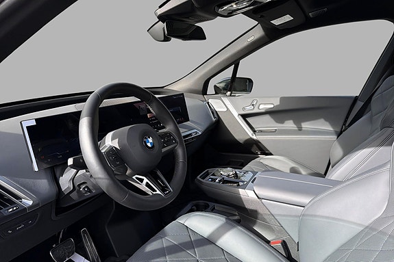 BMW iX 11 of 21