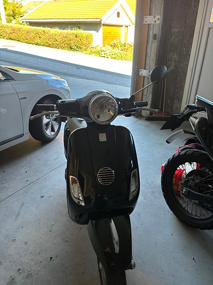 Vespa LX 50 2 of 6