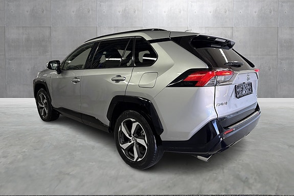 Toyota RAV4 2 of 8