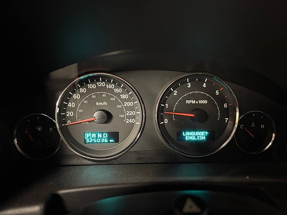 Jeep Commander 14 of 28
