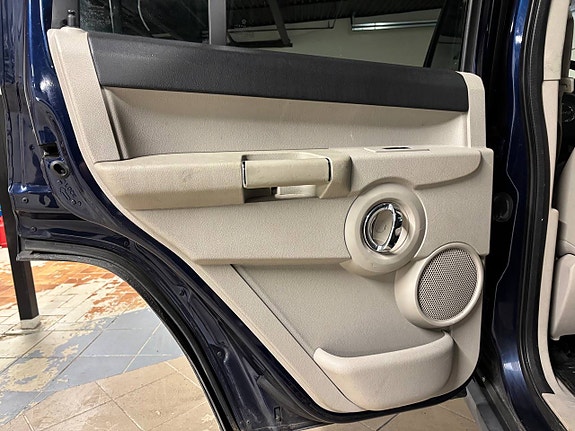 Jeep Commander 7 of 28