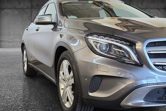 Mercedes-Benz GLA200 2 of 30