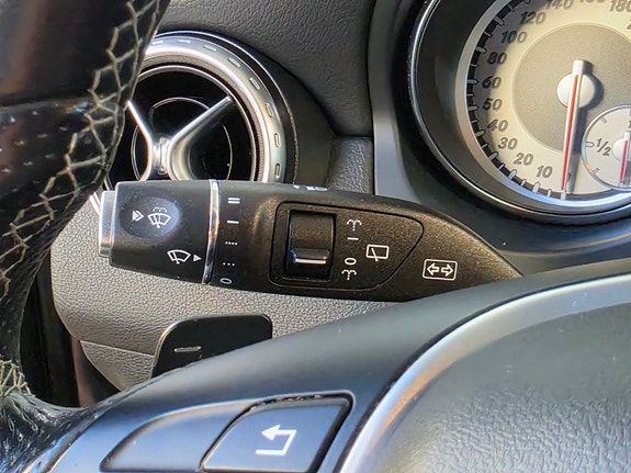 Mercedes-Benz GLA200 17 of 30