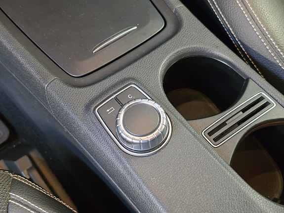 Mercedes-Benz GLA200 25 of 30