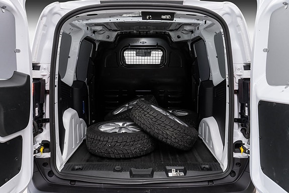 Ford Transit Courier 25 of 26