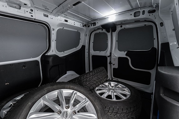 Ford Transit Courier 22 of 26