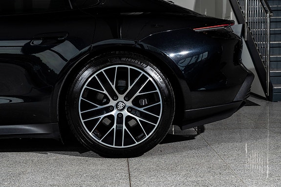 Porsche Taycan 25 of 30