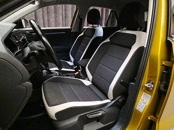 Volkswagen T-Roc 17 of 30
