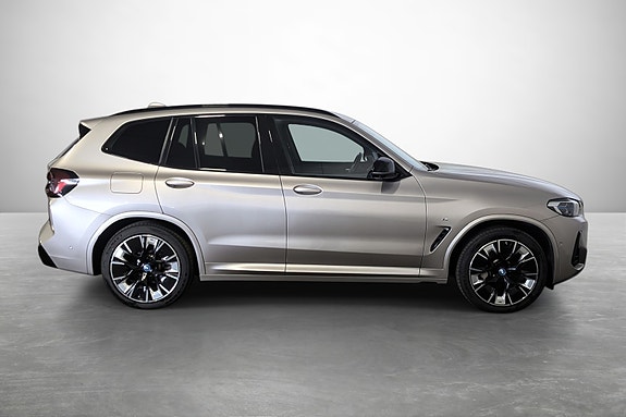 BMW iX3 4 of 27