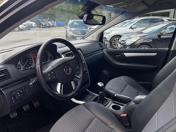 Mercedes-Benz B180 10 of 26
