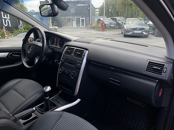 Mercedes-Benz B180 12 of 26