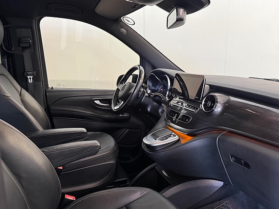 Mercedes-Benz EQV300 4 of 25
