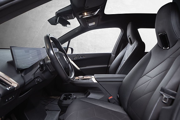 BMW iX 27 of 30