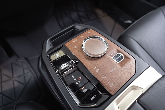 BMW iX 21 of 30