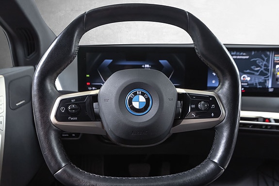 BMW iX 11 of 30