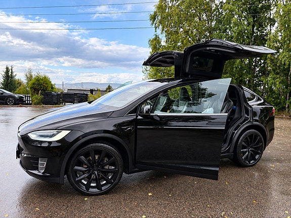 Tesla Model X 3 of 4