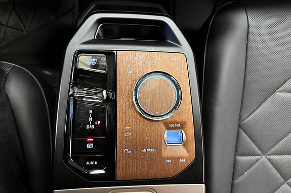 BMW iX 20 of 29
