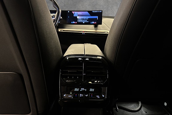 BMW iX 14 of 29
