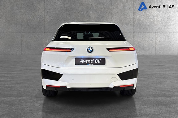 BMW iX 8 of 30
