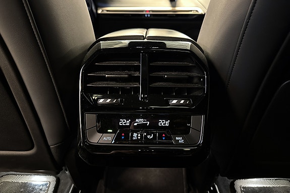 BMW iX 25 of 30