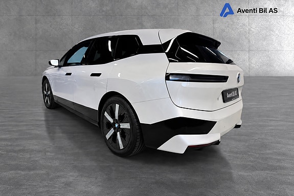 BMW iX 10 of 30