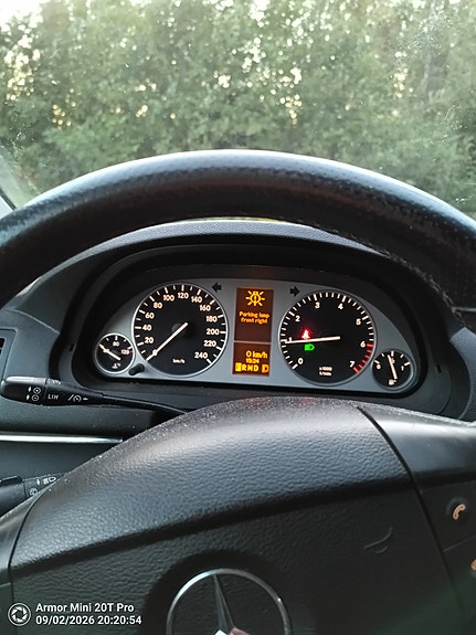 Mercedes-Benz B180 3 of 6