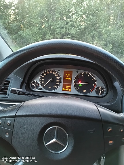Mercedes-Benz B180 2 of 6