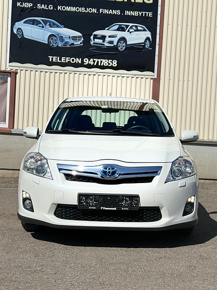 Toyota Auris 2 of 25