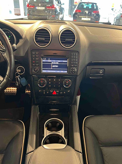 Mercedes-Benz ML300 23 of 30