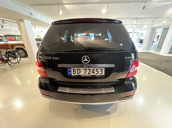 Mercedes-Benz ML300 9 of 30