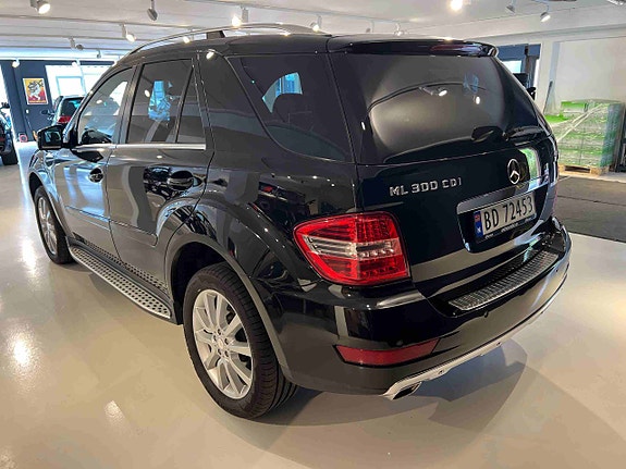 Mercedes-Benz ML300 7 of 30