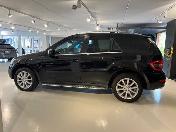 Mercedes-Benz ML300 6 of 30
