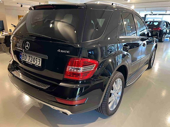 Mercedes-Benz ML300 8 of 30