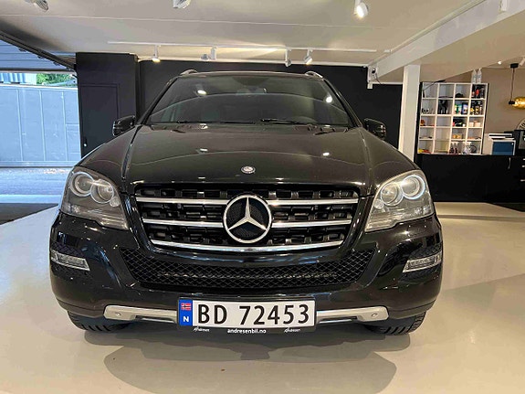 Mercedes-Benz ML300 2 of 30