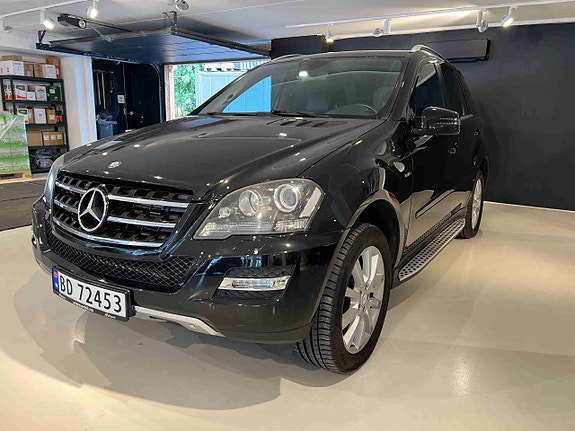 Mercedes-Benz ML300 3 of 30