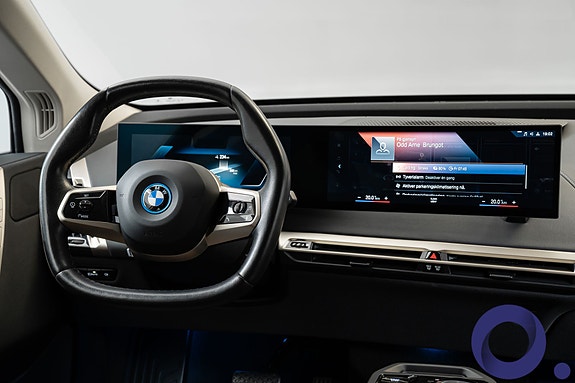 BMW iX 17 of 30