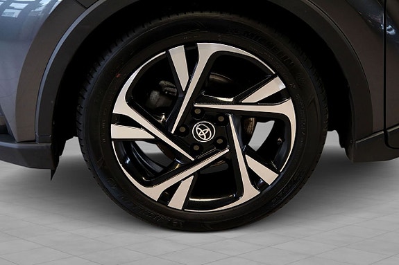 Toyota C-HR 2 of 30