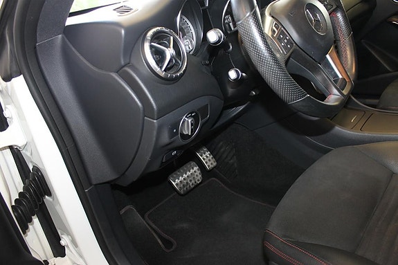Mercedes-Benz CLA180 21 of 30
