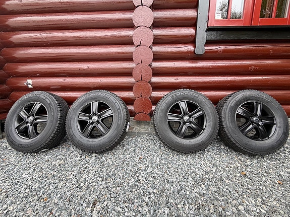 Ubrukte bobil felger og nye piggdekk fra Michelin.