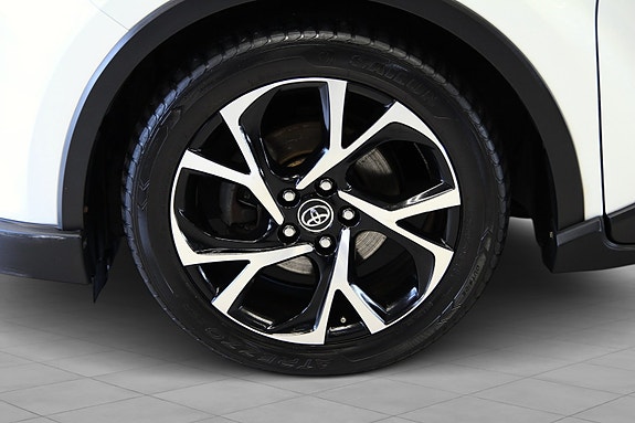 Toyota C-HR 2 of 30
