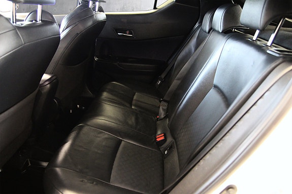 Toyota C-HR 13 of 30