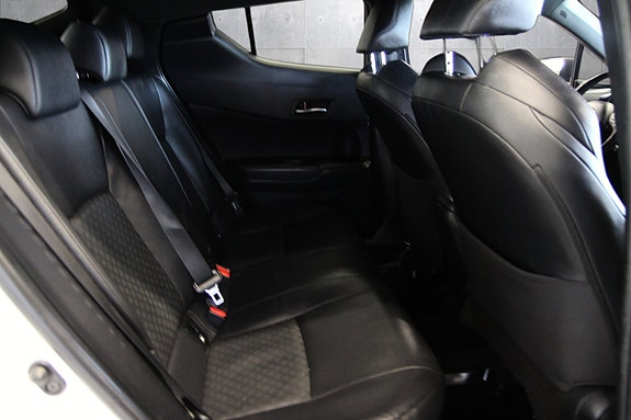 Toyota C-HR 15 of 30