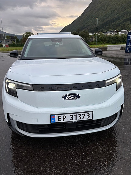 Ford Explorer 2 of 8