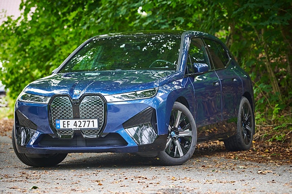BMW iX 4 of 30