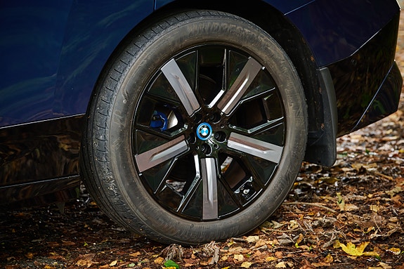 BMW iX 27 of 30